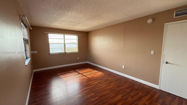 Foto del edificio - 8950 NE 8th Ave