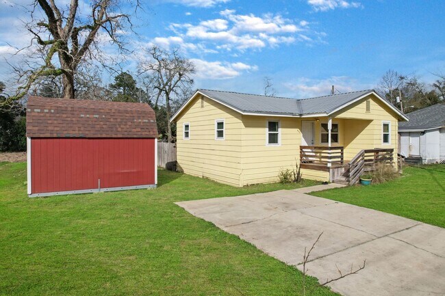 Building Photo - 3 bedroom 1 bath house in Midtown availabl...
