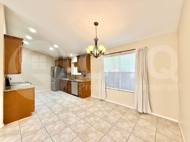 Foto del edificio - 1150 W Lark Dr
