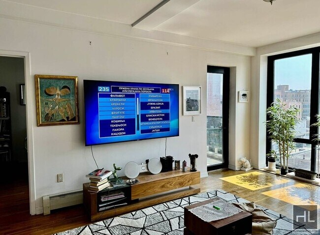Foto del edificio - Gorgeous rent stabilized one bedroom with balcony