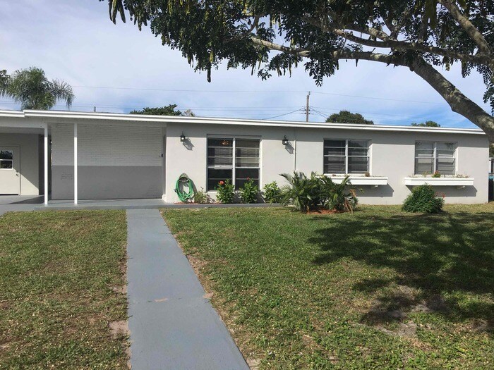 Foto principal - 990 Badger Dr NE