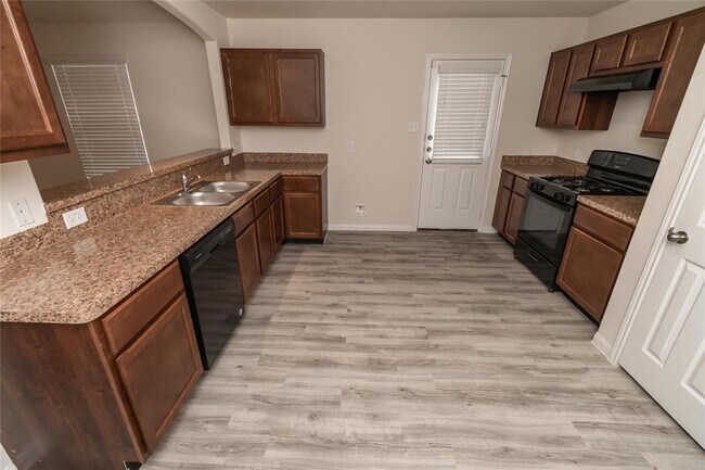 Building Photo - 2121 Middle Rdg Dr