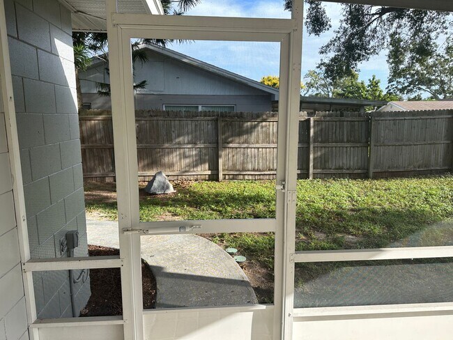 Building Photo - 3 Bedroom 2 Bathroom in WInter Haven