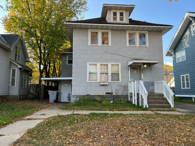 Front - 922 1st St SW