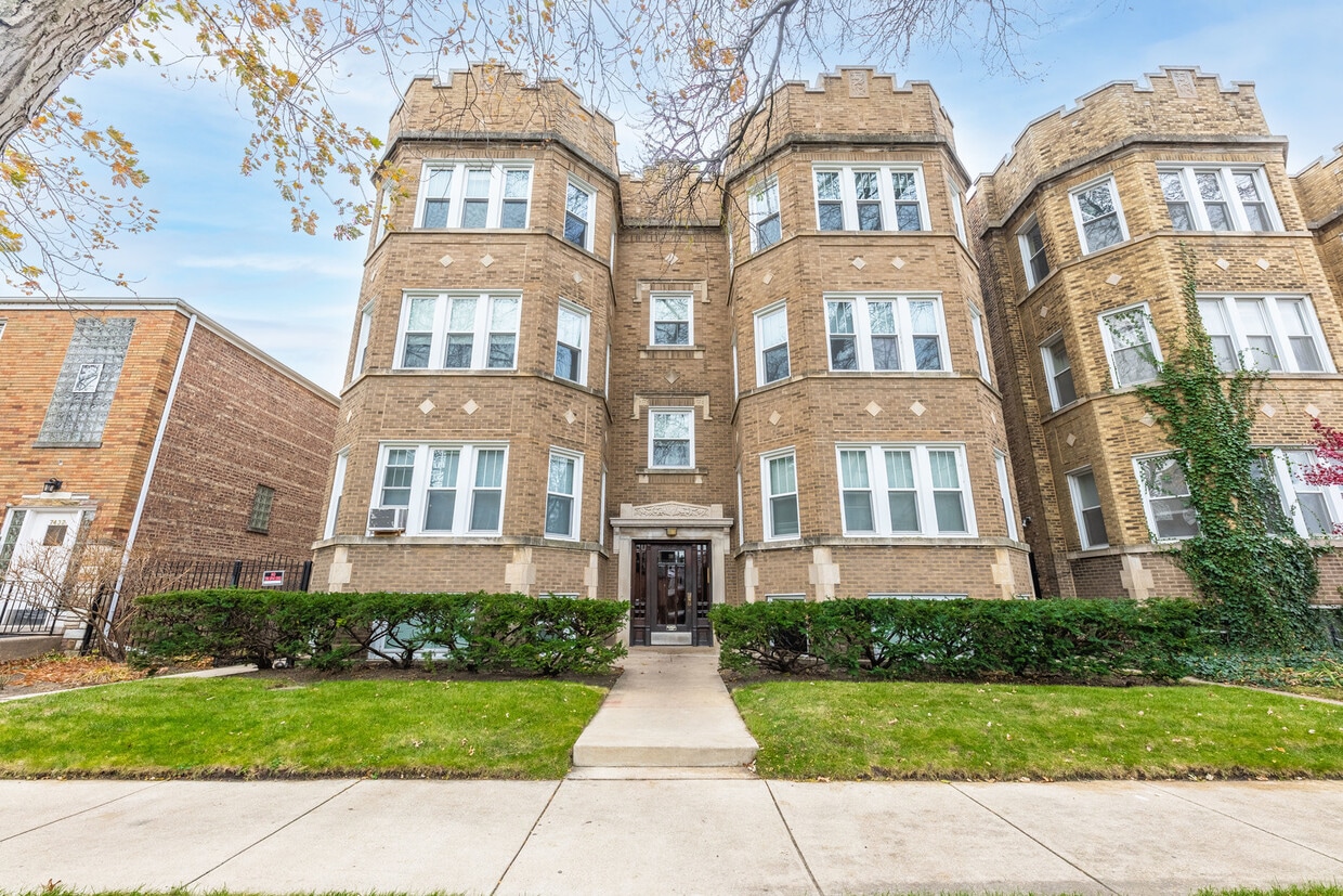 Primary Photo - 7436 N Claremont Ave