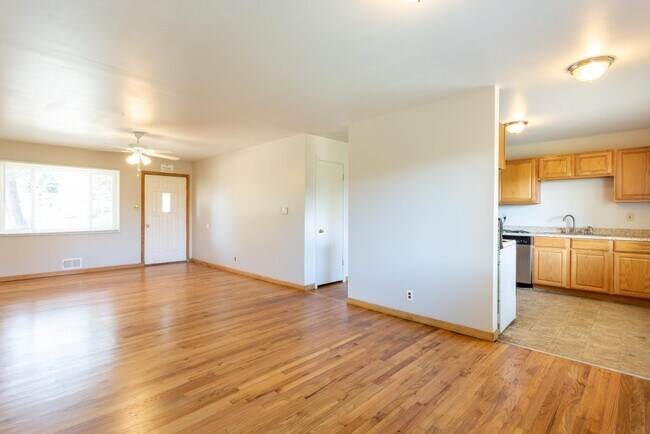 Building Photo - 3285 Moorhead Ave