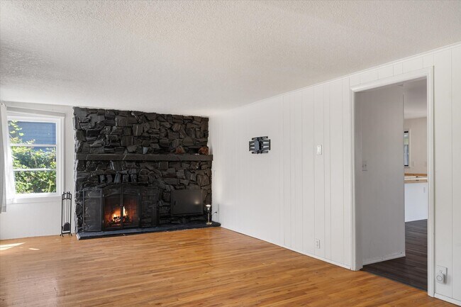 La chimenea es meramente decorativa. - 2232 148th St SW