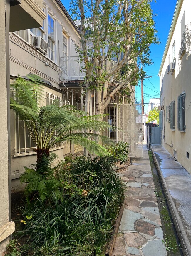 463 N Genesee Ave Unit 463, Los Angeles, CA 90036 Apartments in Los