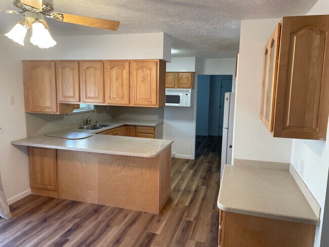 Foto del edificio - Spacious 5-Bedroom Home Near Little Cotton...