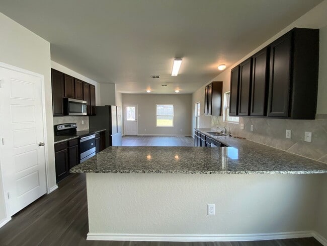 Building Photo - Spacious 4 Bedroom ~ Convenient to JBSA Ra...