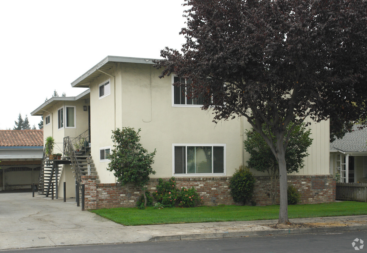 Primary Photo - 2020 Benton St