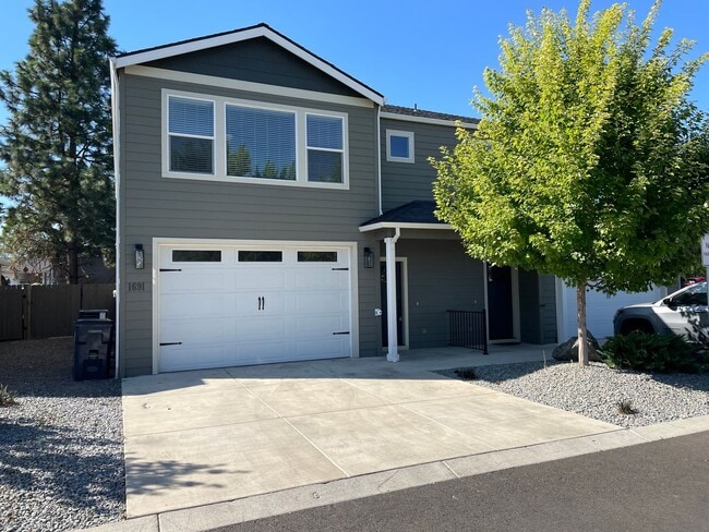 Building Photo - Gorgeous 4 Bedroom 2.5 Bath Home-A Must Se...