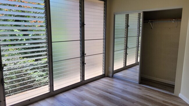Foto del edificio - Newly Renovated 2bd, 1bath, 2 pkg 890sqft ...