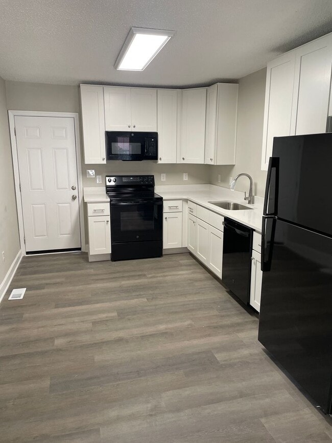 Foto del edificio - 645 W Northwest Blvd