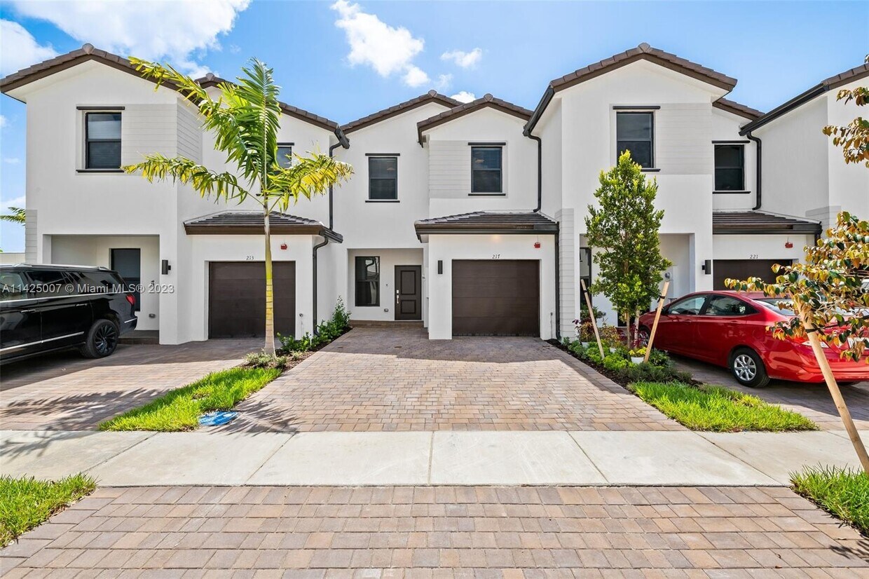 217 SW 159th Terrace, Pembroke Pines, FL 33027 Townhome Rentals in