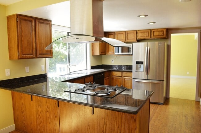 Building Photo - Spacious Somerset Home Near Top Schools an...