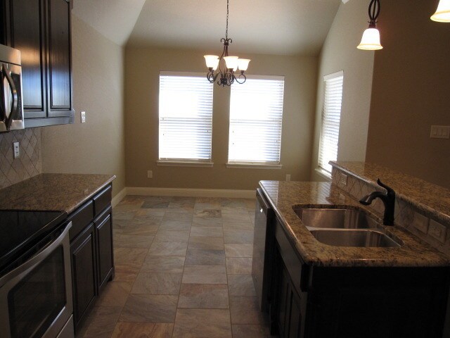 Foto del edificio - COMING SOON 3/2/2 - WATER +LAWN included - Commuter Friendly