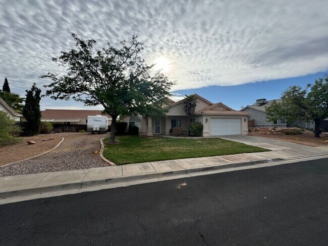 Foto del edificio - 3 Bed/ 2 Bath HOME