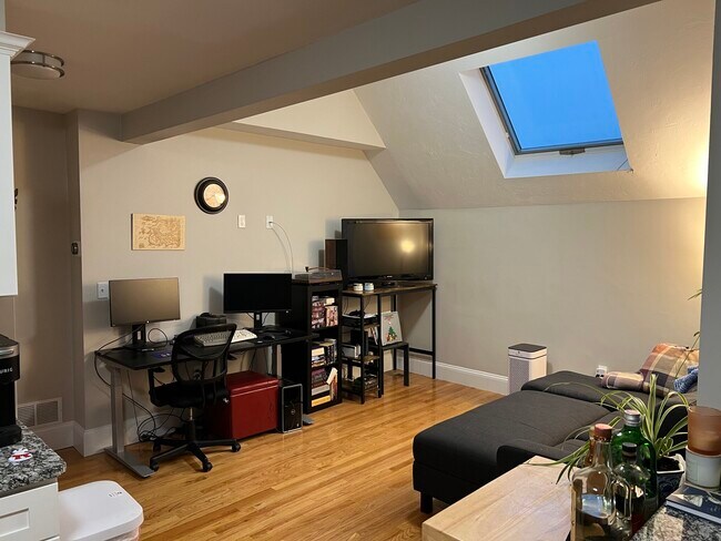 Building Photo - 104 Elm St