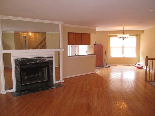 Foto del edificio - BEAUTIFUL 3 BR/2.5 BA Townhouse in Bowie! ...