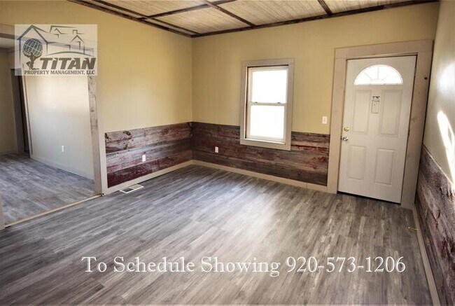 Building Photo - 2 Bedroom New London Town House