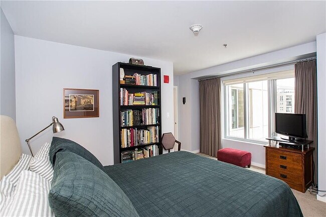 Building Photo - "Chic 1-Bedroom Urban Retreat with Granite...