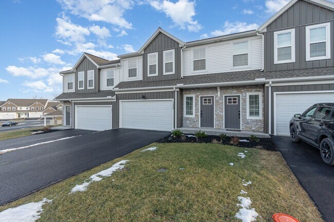 Building Photo - Welcome to this charming 3 bedroom, 2.5 ba...