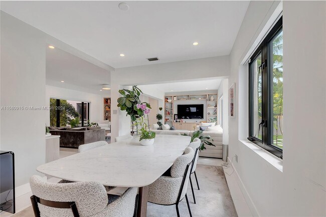 Foto del edificio - 548 NE 55th St