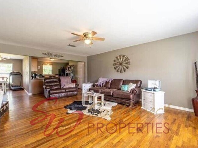 Building Photo - Spacious 3 Bed / 2 Bath with Huge Backyard