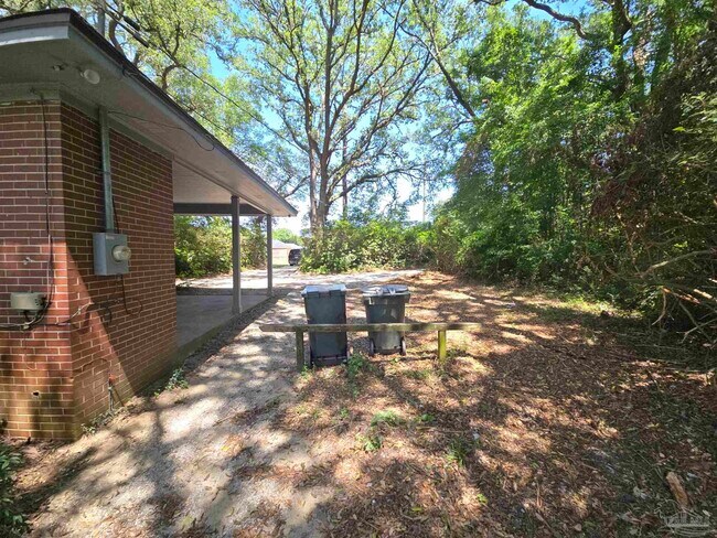 Foto del edificio - 8785 Jernigan Rd