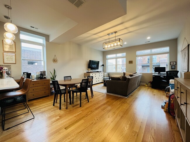 Building Photo - 3253 N Elston Ave