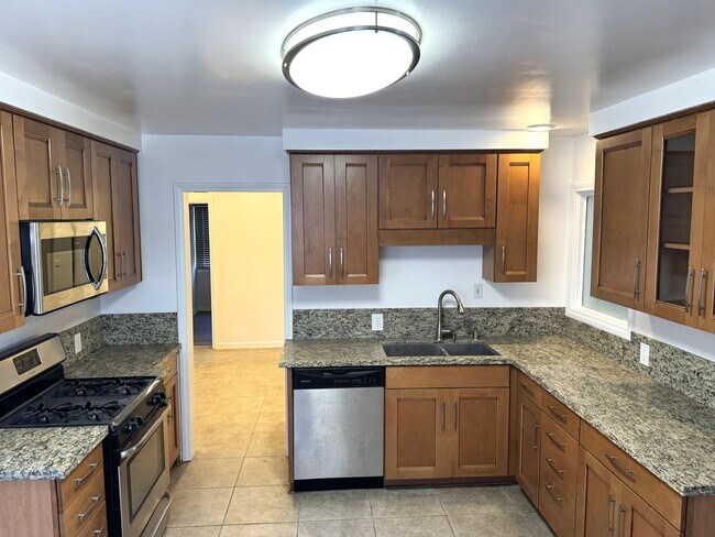 Foto del edificio - Spacious 4+2 SFR, 3 blocks from LMU, firep...