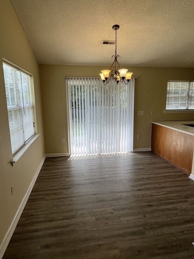 Building Photo - Cute 3 Bed, 2 Bath Ranch Home off East W.T...