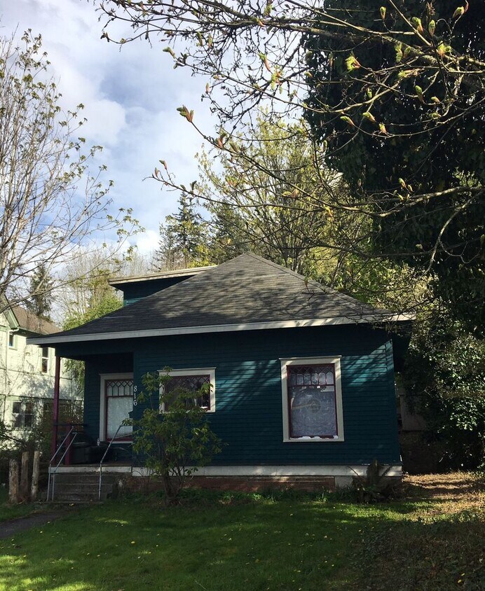 Foto principal - Great 5 Bedroom + 2 Bath House with Flexib...