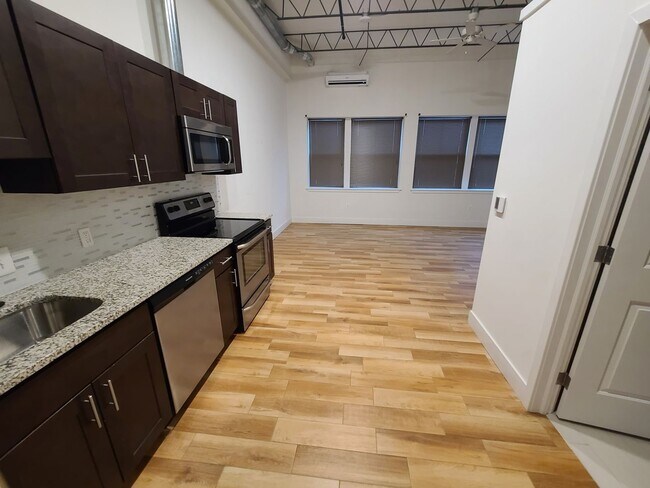 Foto del edificio - Large studio newly renovated! - AVAILABLE ...