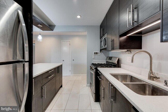 Foto del edificio - 7312 Donnell Pl