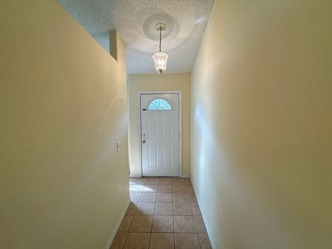 Foto del edificio - BEAUTIFUL 3-bedroom/2-bathroom HOME in Del...