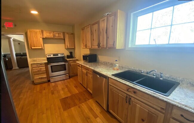 Foto del edificio - 57 Winchester St - Rooms for Rent