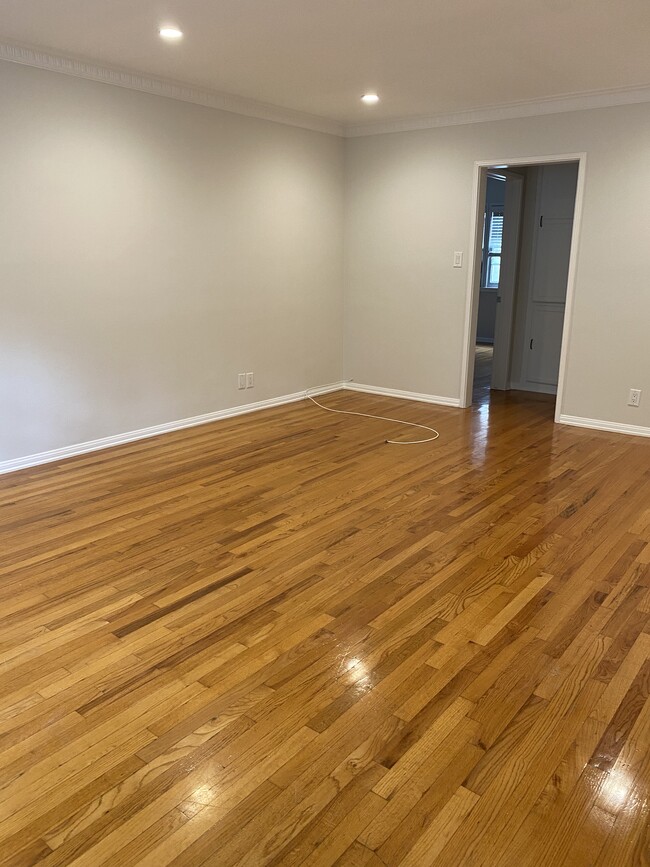 Building Photo - 8565 Holloway Dr