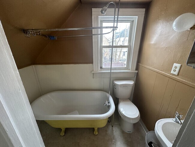 Building Photo - 163 Durnan St