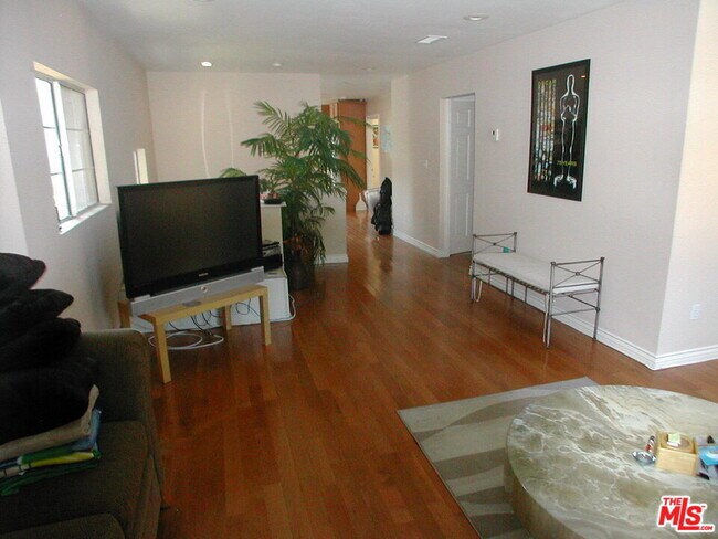 Foto del edificio - 6412 Dix St