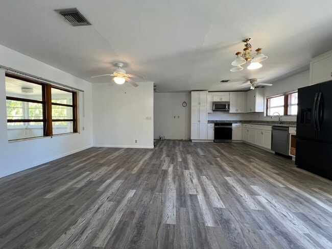 Building Photo - $1,500 ** Annual Lease (Includes Water/Electric/Lawn) * 1 Bedroom / 1 Bath * DUPLEX * Historic, D...