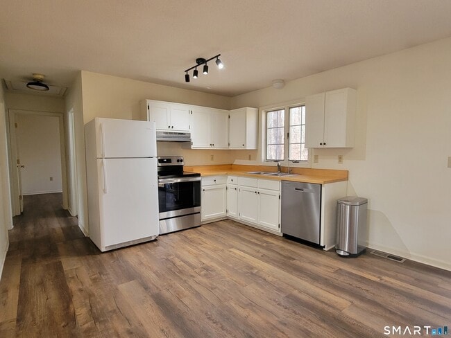 Building Photo - 799 Middle Turnpike