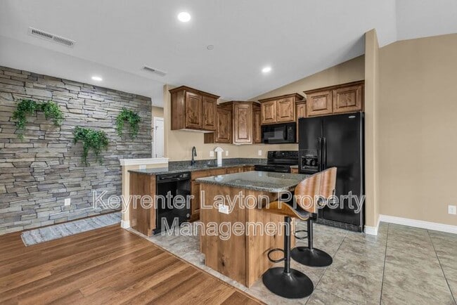 Building Photo - 905 S Main St