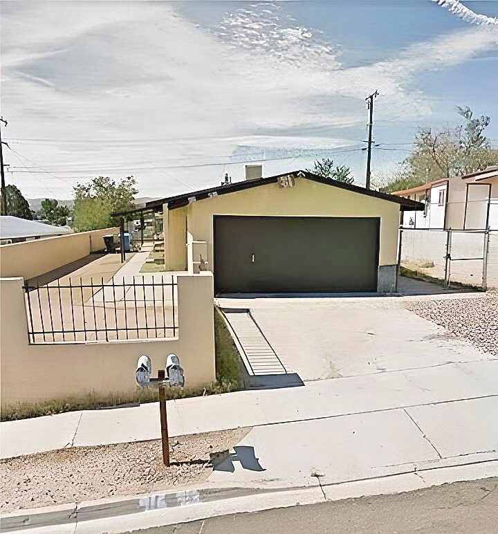 918 Carson St Unit Rear, Barstow, CA 92311 Room for Rent in Barstow