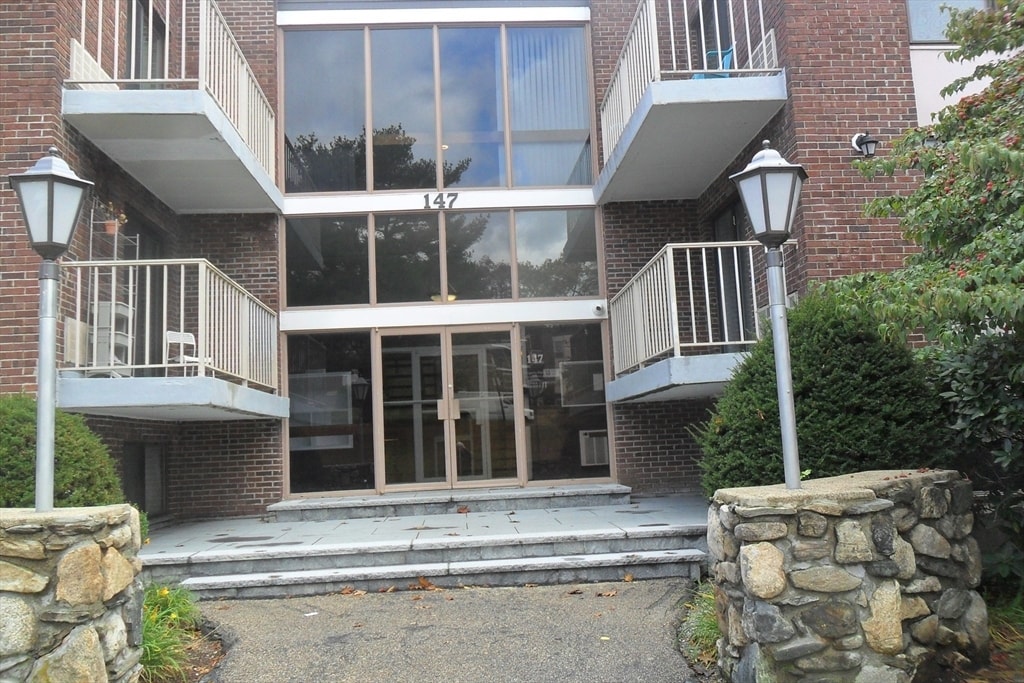 Foto principal - 147 Turner Rd