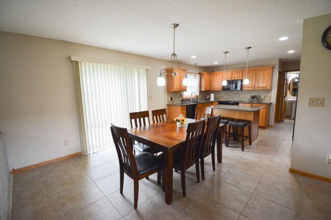 Building Photo - Spacious 4 Bed, 3.5 Bath Home For Rent in ...