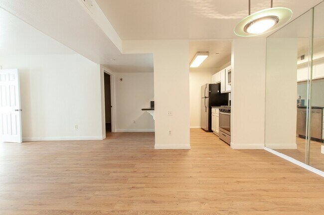 Foto del edificio - 10960 Ashton Ave