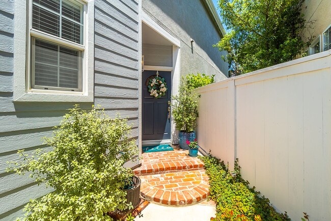 Foto del edificio - Quiet and Private 3 Bedroom Home in The Cape Community!