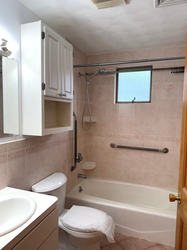 Building Photo - 23 Rendall Pl